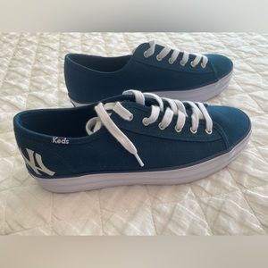 New York Yankee size 7 triple kick sneakers in navy blue